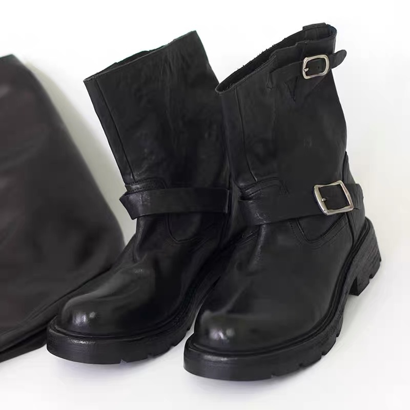 Stiefeletten aus gewaschenem Rindsleder mit dickem Absatz, runder Zehenpartie und Gürtelschnalle, Motorrad-Stil, britischer Stil, Martin-Stil. Neuer Stil Herbst/Winter 2025._voghion.com