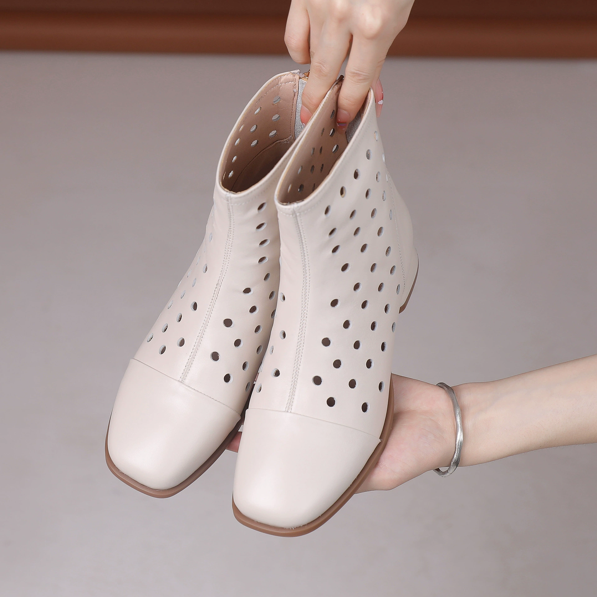 2025 весна и лето первый слой воловьей женской пещеры прохладные сапоги с толстым каблуком удобные короткие сапоги с мягким дном ретро полые женские сапоги