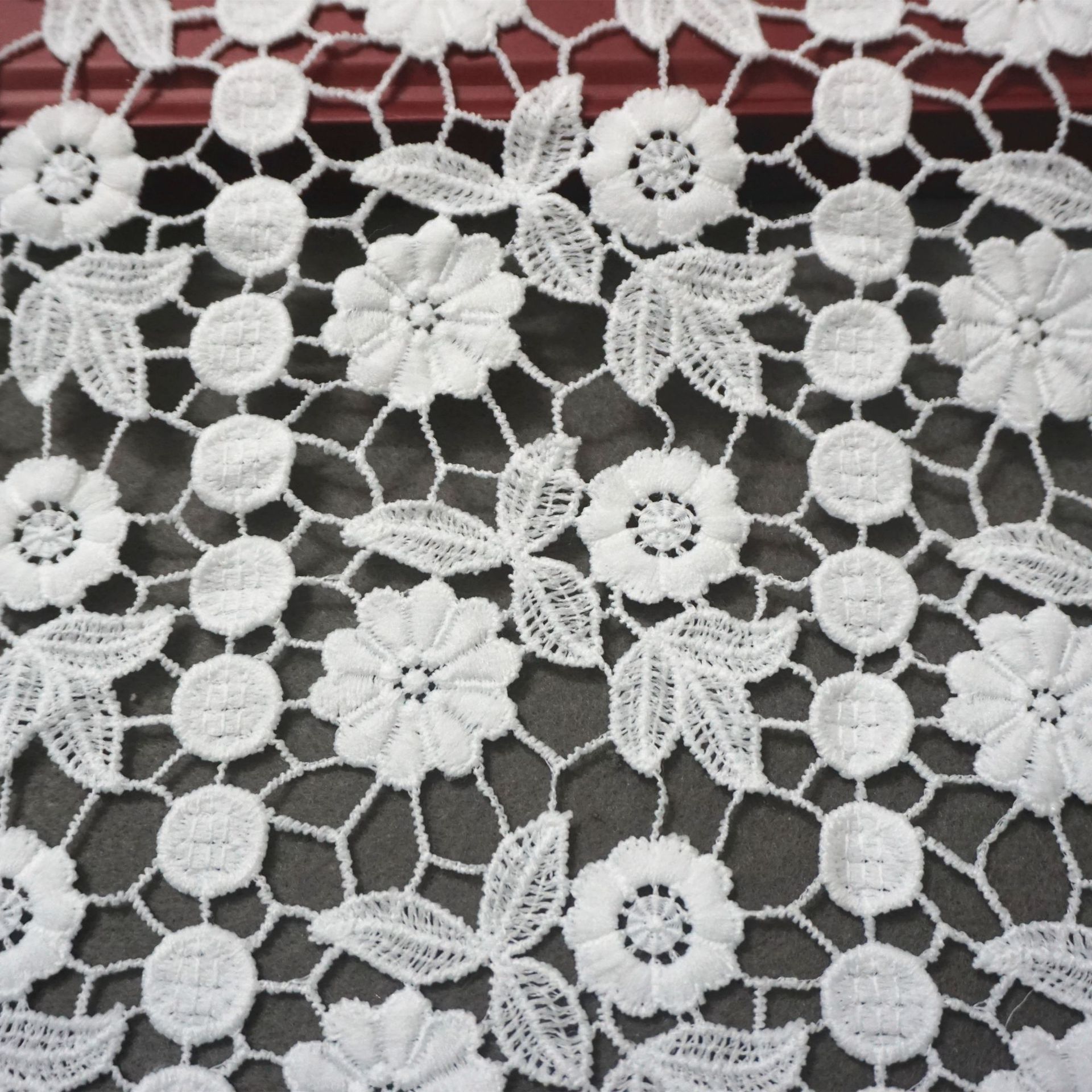 厂家直销新款水溶牛奶满幅羽毛蕾丝布料花边女装童装镂空刺绣面料