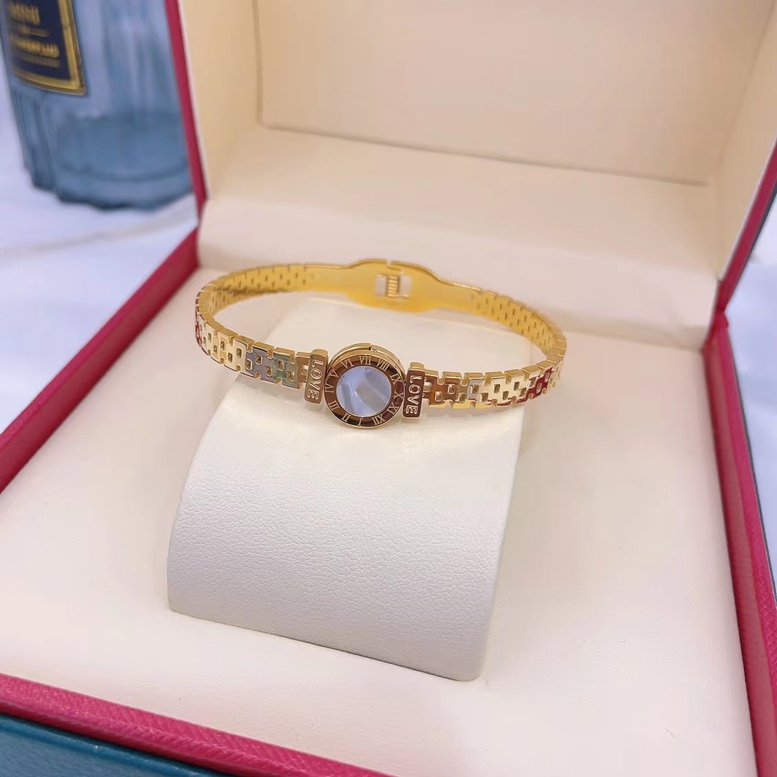 En stock fábrica directa Transfronteriza Popular electrochapado 18K pulsera de acero de titanio femenina personalidad no se desvanece moda nicho moda