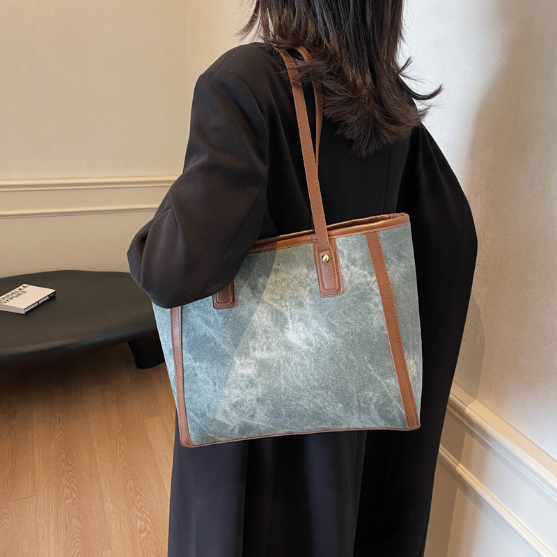 Bolsa de alta sensación de gran capacidad para mujeres 2023 nuevo otoño y invierno, bolsa de hombro universal para estudiantes universitarios en clase, bolsa de viaje
