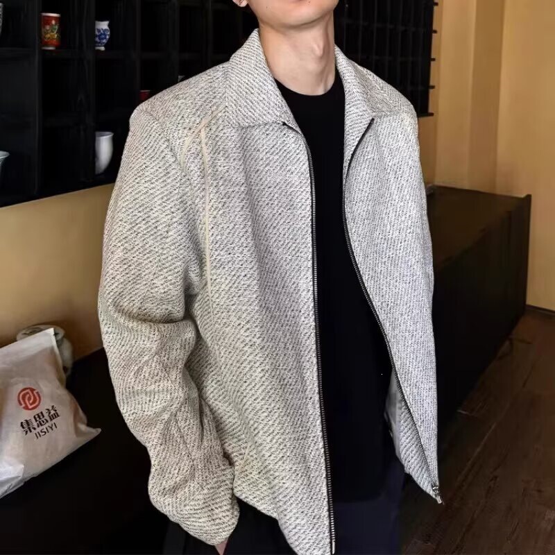 Autumn gray-white woven tweed Chanel-style versatile commuter jacket, short, straight-shoulder, loose-fitting, zippered coat in gray Autumn gray-white woven tweed Chanel-style versatile commuter jacket, short, straight-shoulder, loose-fitting, zippered coat in gray
