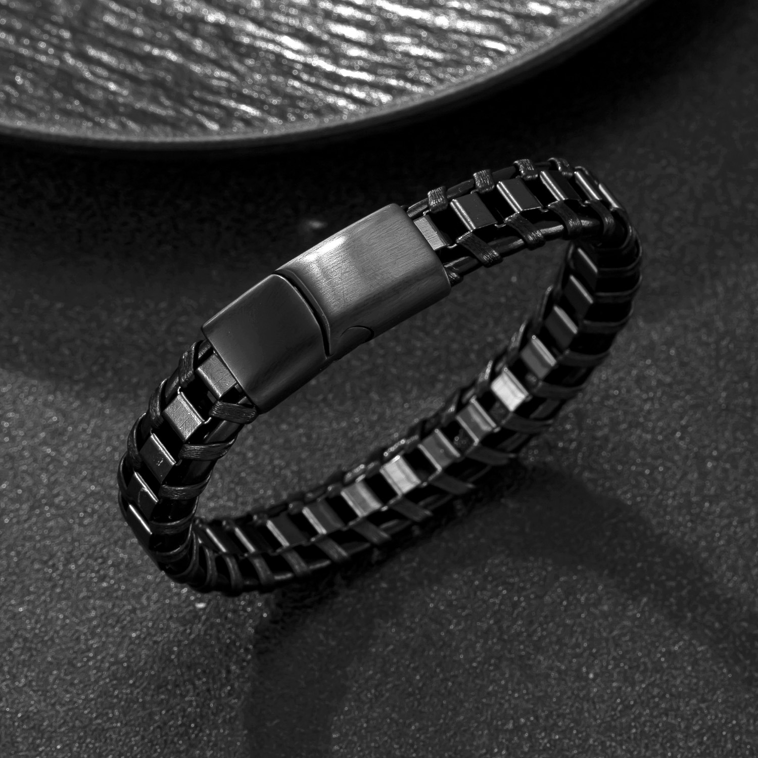 Amazon explosión joyería de acero inoxidable pulsera de cuero tejido para hombre retro punk titanio acero no se desvanece fábrica de pulseras