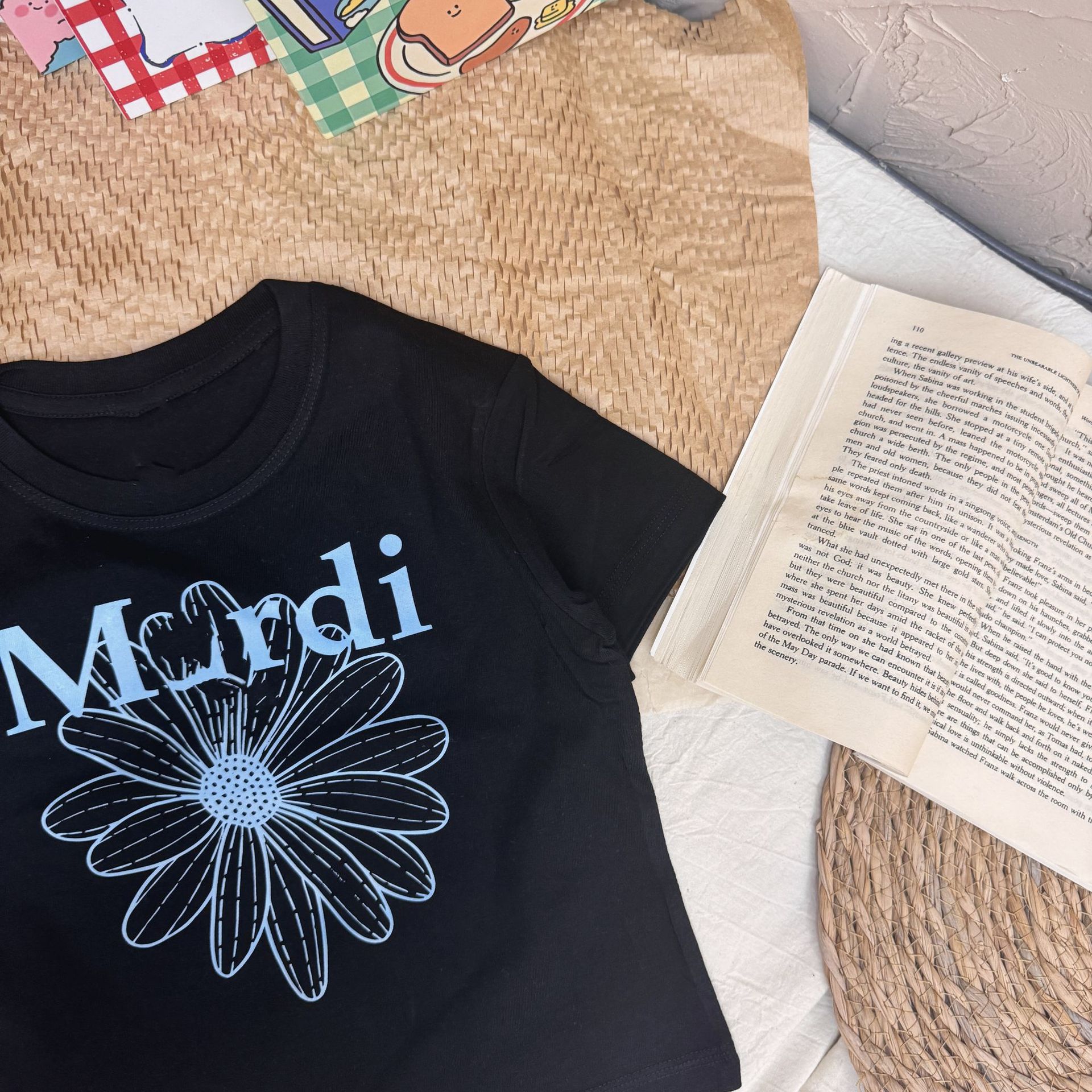 검은 파란색 꽃