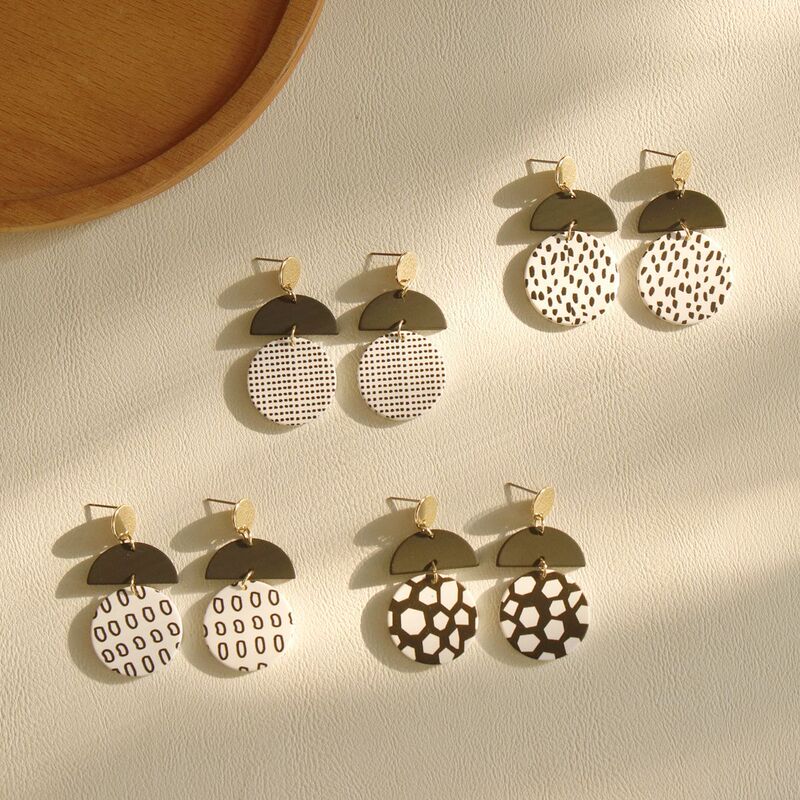 Black and white printing personality European and American Ins style simple girl cute fashion retro acrylic earrings wholesale Black and white printing personality European and American Ins style simple girl cute fashion retro acrylic earrings wholesale