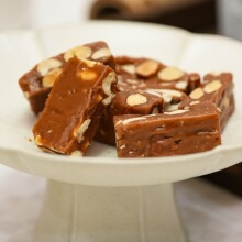 坚果太妃糖海盐杏仁巴旦木腰果焦糖坚果糖酥糖休闲零食批发