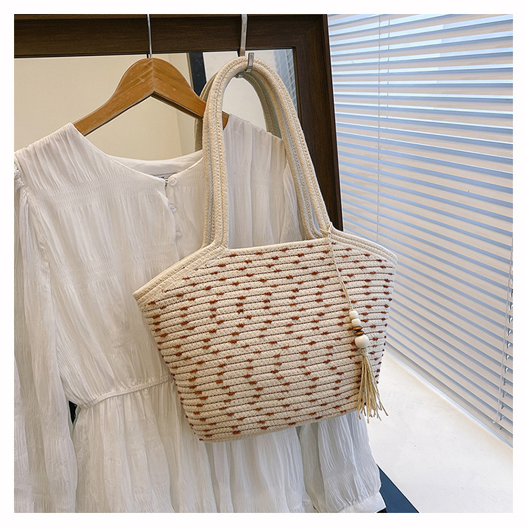 A trendy and stylish underarm bag for summer, a simple single-shoulder bag for women, and a fashionable, casual, and high-quality bag undefined