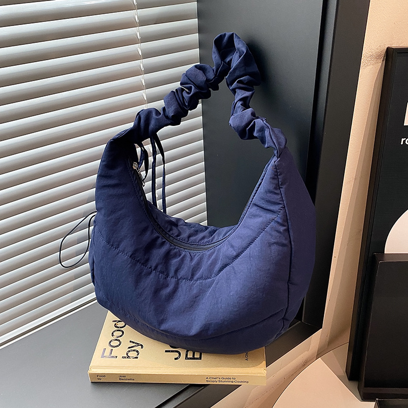 Bolso debajo de la axila para mujeres 2025 primavera nuevo diseño bolso plegado simple nicho bolso de hombro de mujeres