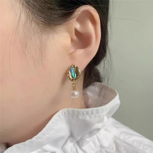 High-end sense of Bobby fashion light luxury temperament natural freshwater pearl exquisite earrings unique personality small earrings earrings
