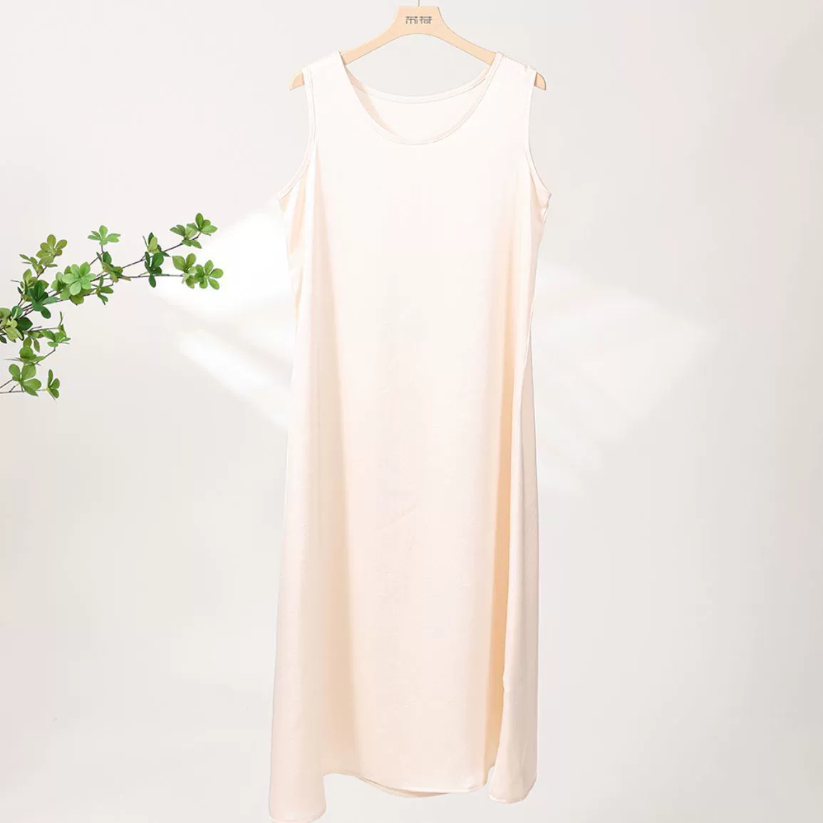 Летнее простое однотонное платье без рукавов в корейском стиле с широкими плечами из ацетатного атласа без рукавов, базовая юбка.