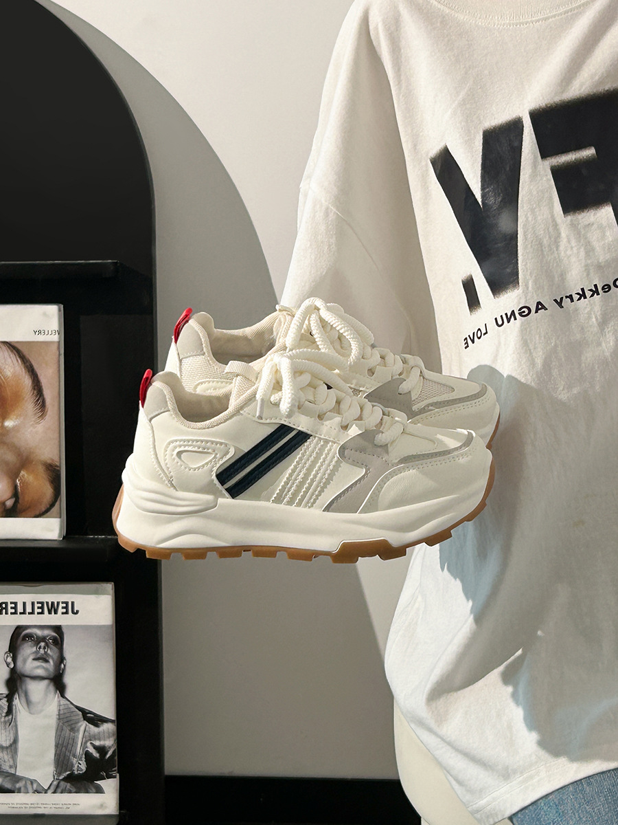 Pequeños zapatos blancos para mujeres 2025 nuevos zapatos deportivos de estudiantes zapatos de skate para mujeres zapatos de carreras casuales con suela plana