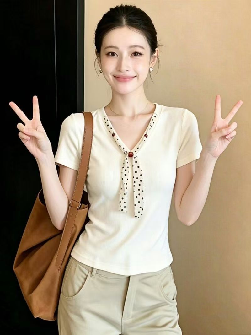 Áo thun nữ cổ chữ V tay ngắn phối khăn lụa trắng phong cách Hàn Quốc — màu trắng