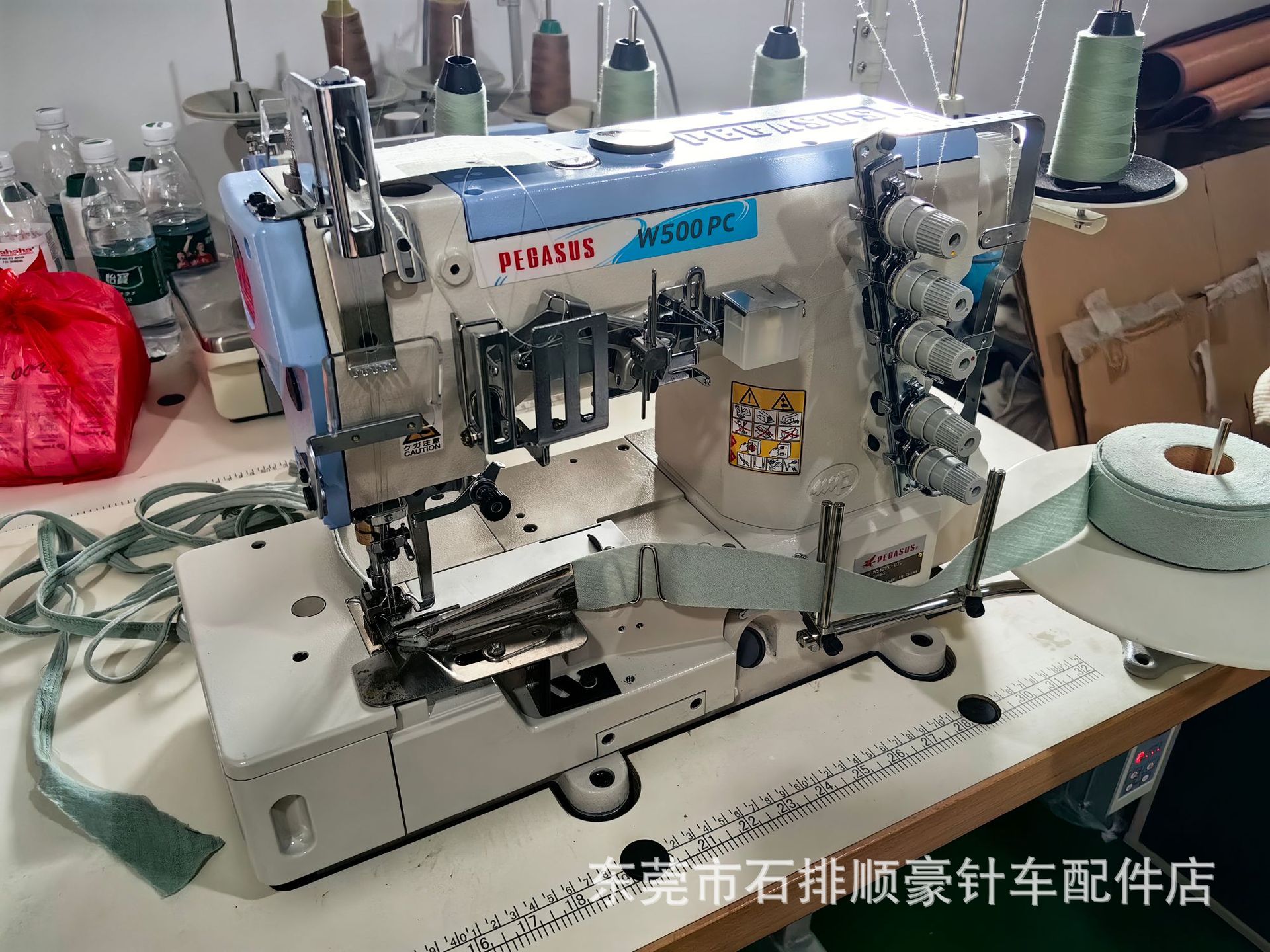 Mayorista japonés PEGASUS / Pegasus máquina de coser de cabeza cuadrada de tres agujas y cinco hilos máquina de coser de borde de carro máquina de coser industrial