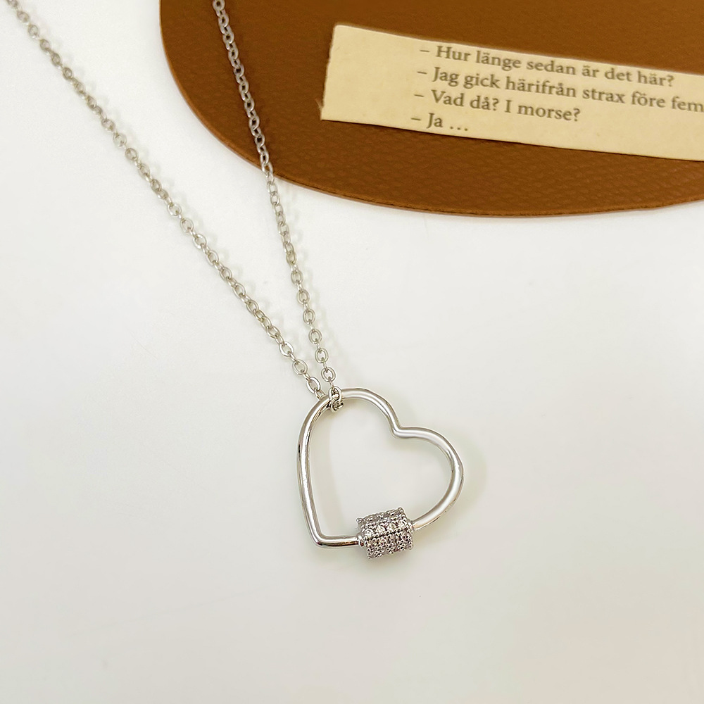 Retro Hollow Heart-shaped Geometric Copper Necklace display picture 4