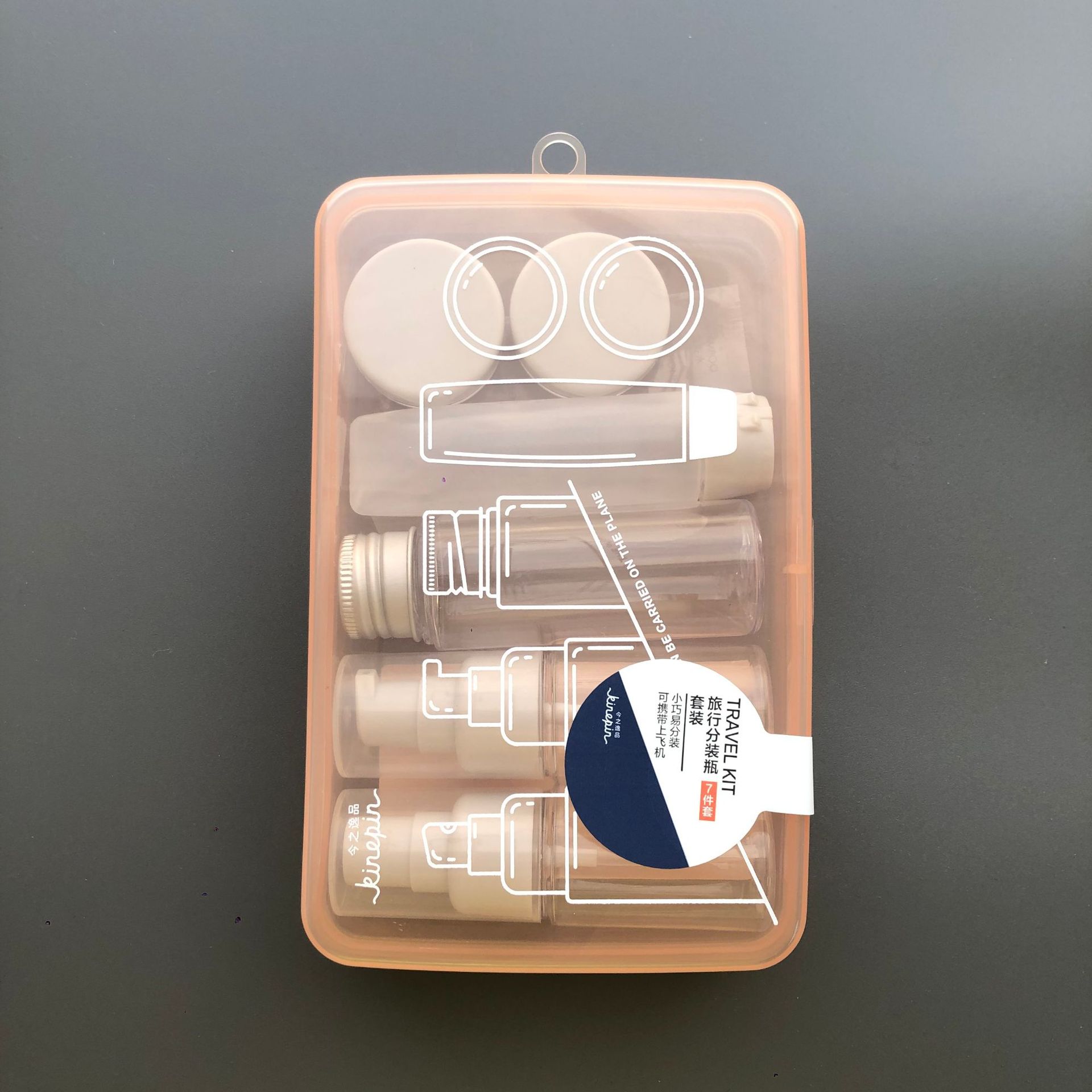 El paquete de botellas de viajes de hoy es un paquete de 7 piezas de PET de grado alimenticio que se puede reciclar en el avión.