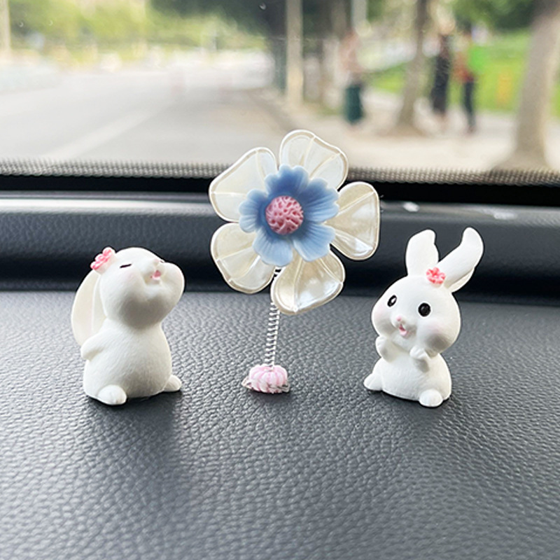 Coche sacudiendo la cabeza, pequeños pétalos, adornos, tablero, interior del coche, lindo conejito, accesorios para el coche, rojo