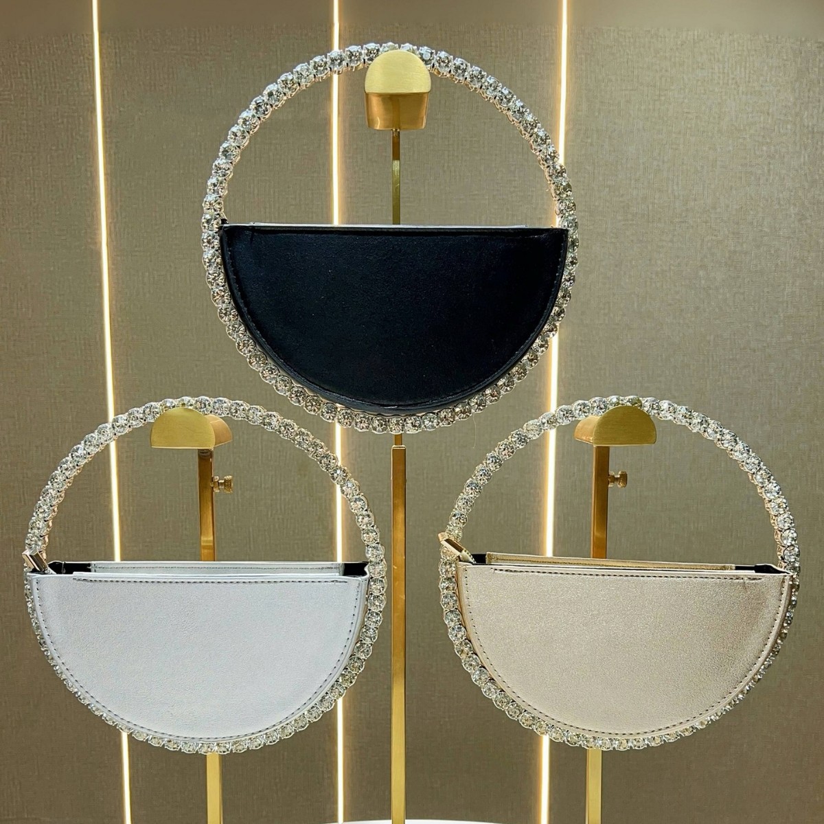 Elegante pochette semicircolare con paillettes e diamanti scintillanti, perfetta per feste serali e feste femminili._voghion.com