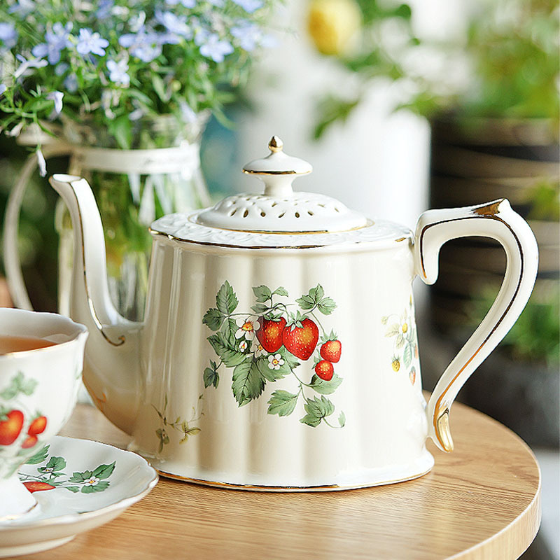 French Retro Wild Strawberry Ceramic Café Taza Platillo Tetera Juego de té de la tarde Estilo de palacio de estilo europeo Juego de té inglés