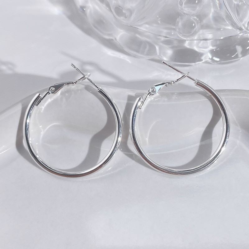 Nuevos desplazamientos de moda con pendientes de círculo grande, ligero y lujoso, temperamento femenino de alta gama, botones para los oídos, Orejeras de círculo vegetariano, agujas para los oídos