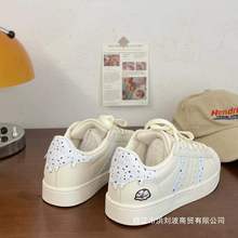 奶油色复古学生小白鞋2025新款贝壳头休闲面包鞋圆点简约时尚板鞋
