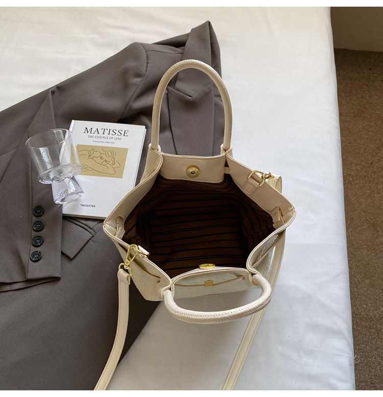 Simple crossbody bag 2025, single-shoulder bucket bag, Spring new style for work, Korean style bag, embossed commuting fashion bag for women undefined