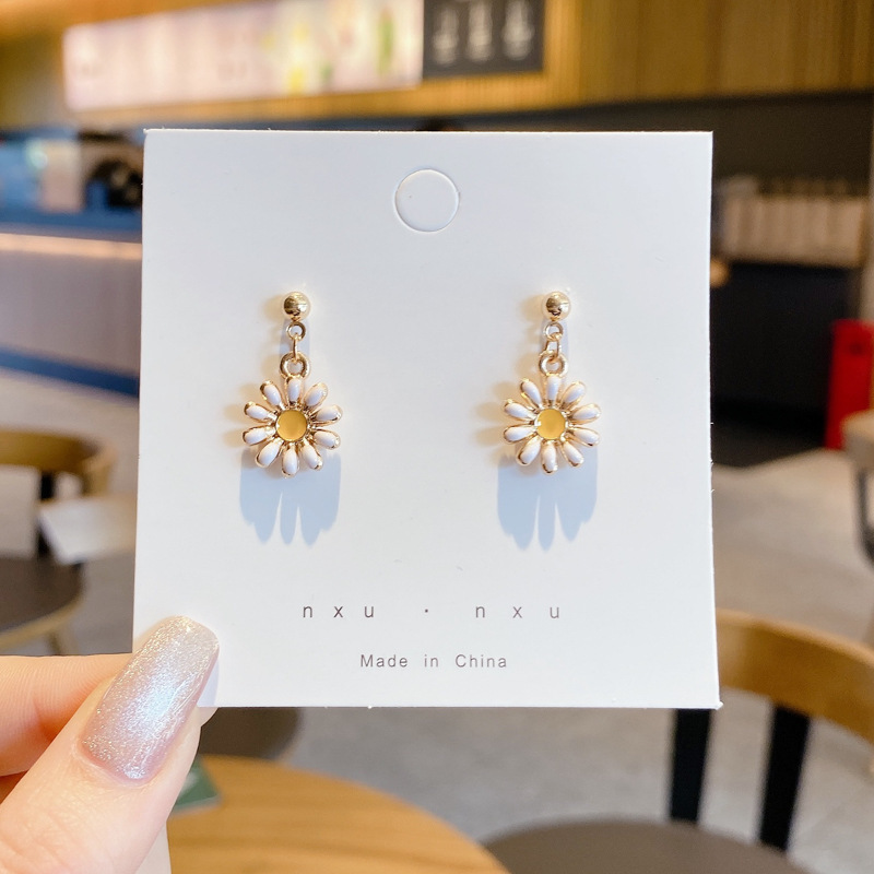 Luz de lujo de alto nivel nicho de diseño femenino sensación de aretes de bordilla temperamento perla asimetría joyería perla al por mayor