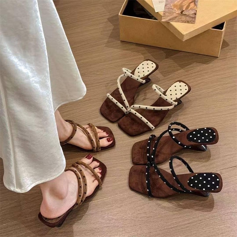 2026 nuevo punto de onda de verano tacones gigantes en forma de gran belleza diaria no cansado pies cuadrados de dedo de los dedos de los pies temperamento zapatillas de talón pendiente image 4