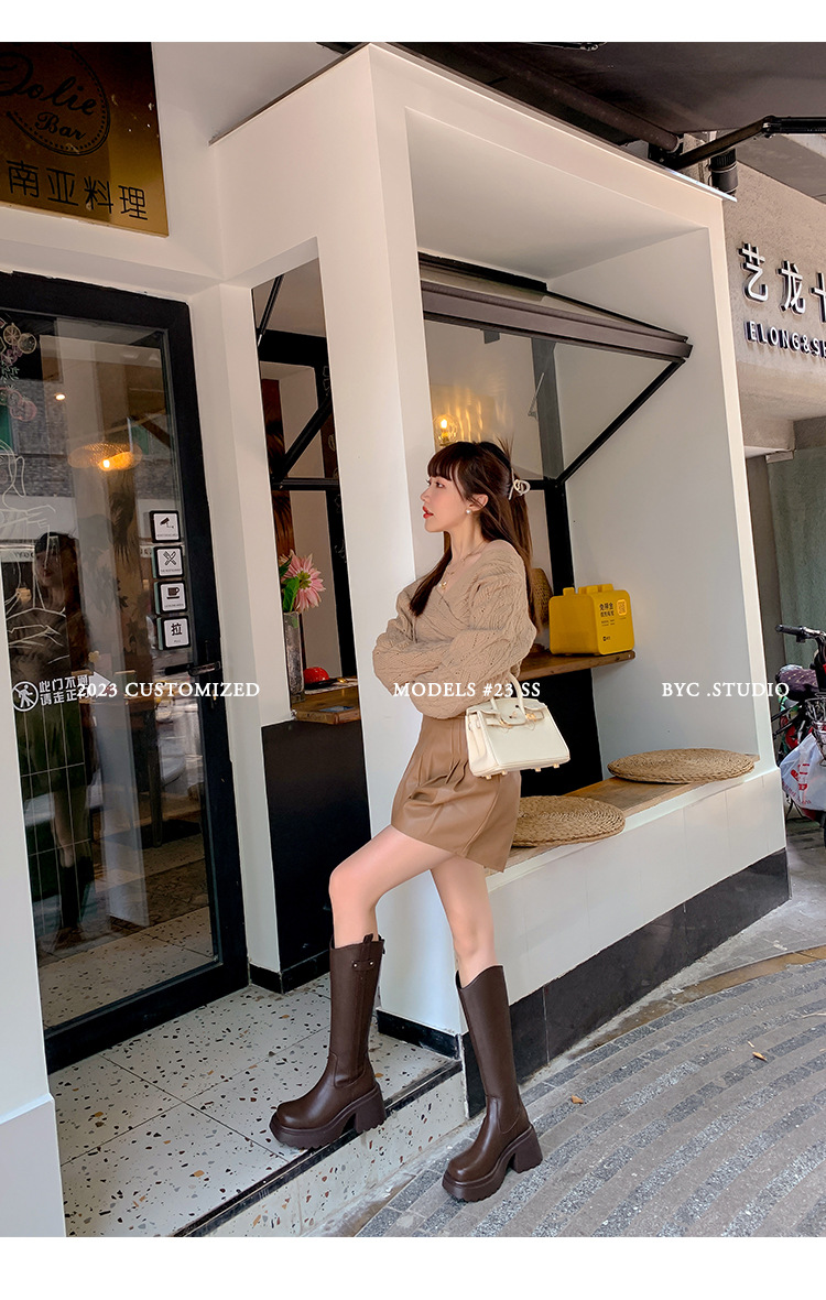 Boot nữ cổ cao mũi tròn gót vuông dày 9 cm, phong cách kỵ sĩ V-cut — Ống lớn màu nâu sẫm lót một lớp chi tiết 32