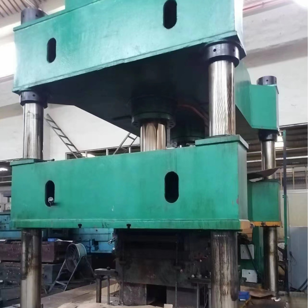 出售Y32-1000四柱油压机，2200*3000工作台，南通锻压，2011年