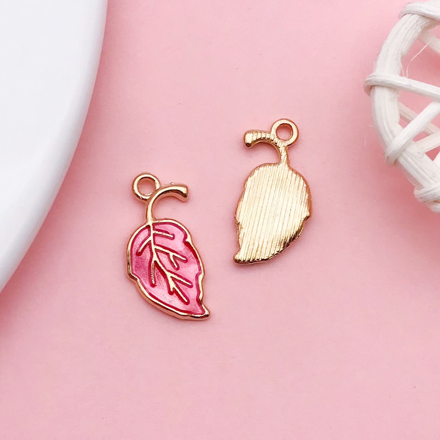 17570-玫红色滴油锌合金植物树叶9.5x19.5-0.9