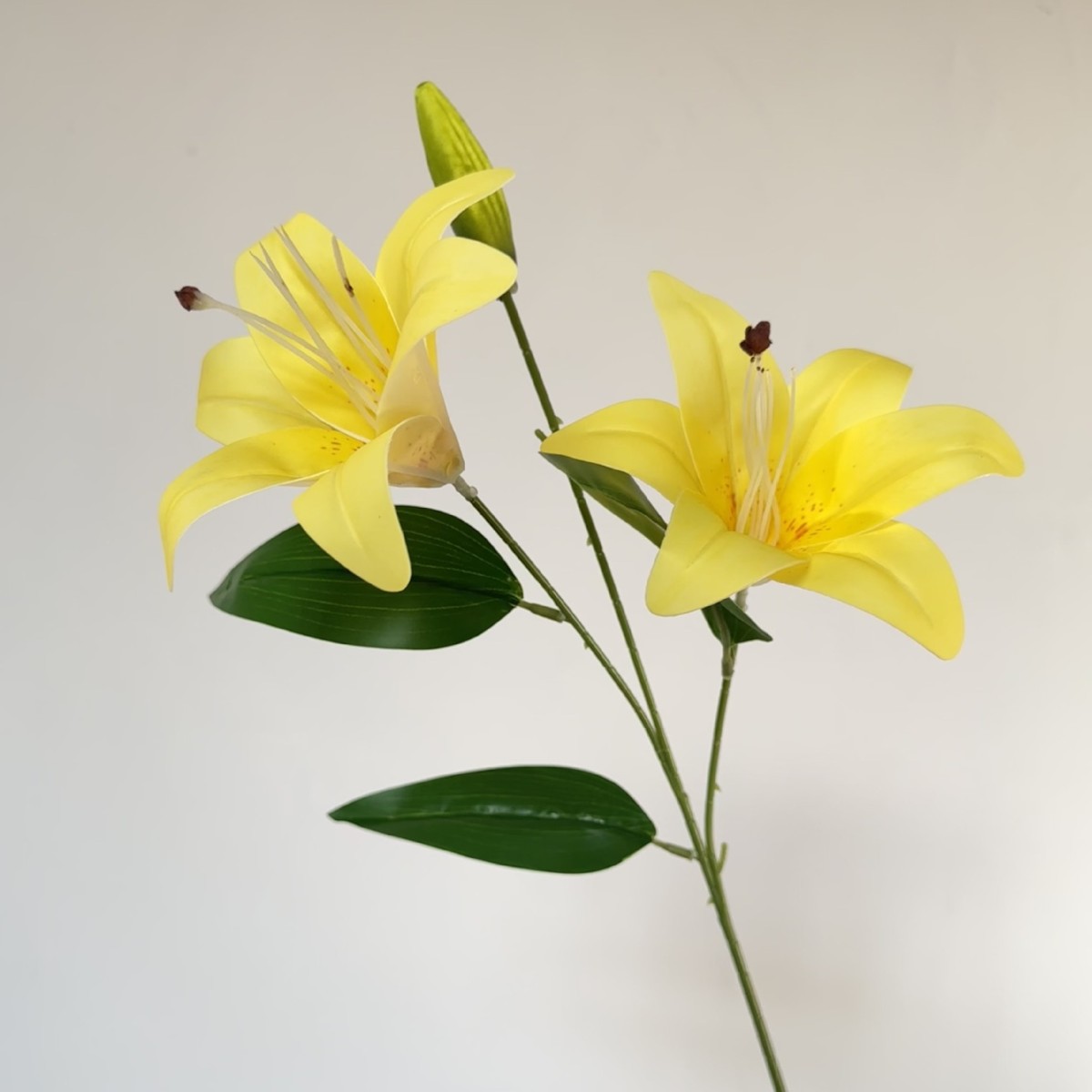 Película Lily flor artificial flor falsa decoración de la sala de estar flor de seda arreglo floral de boda decoración de interiores accesorios de fotografía