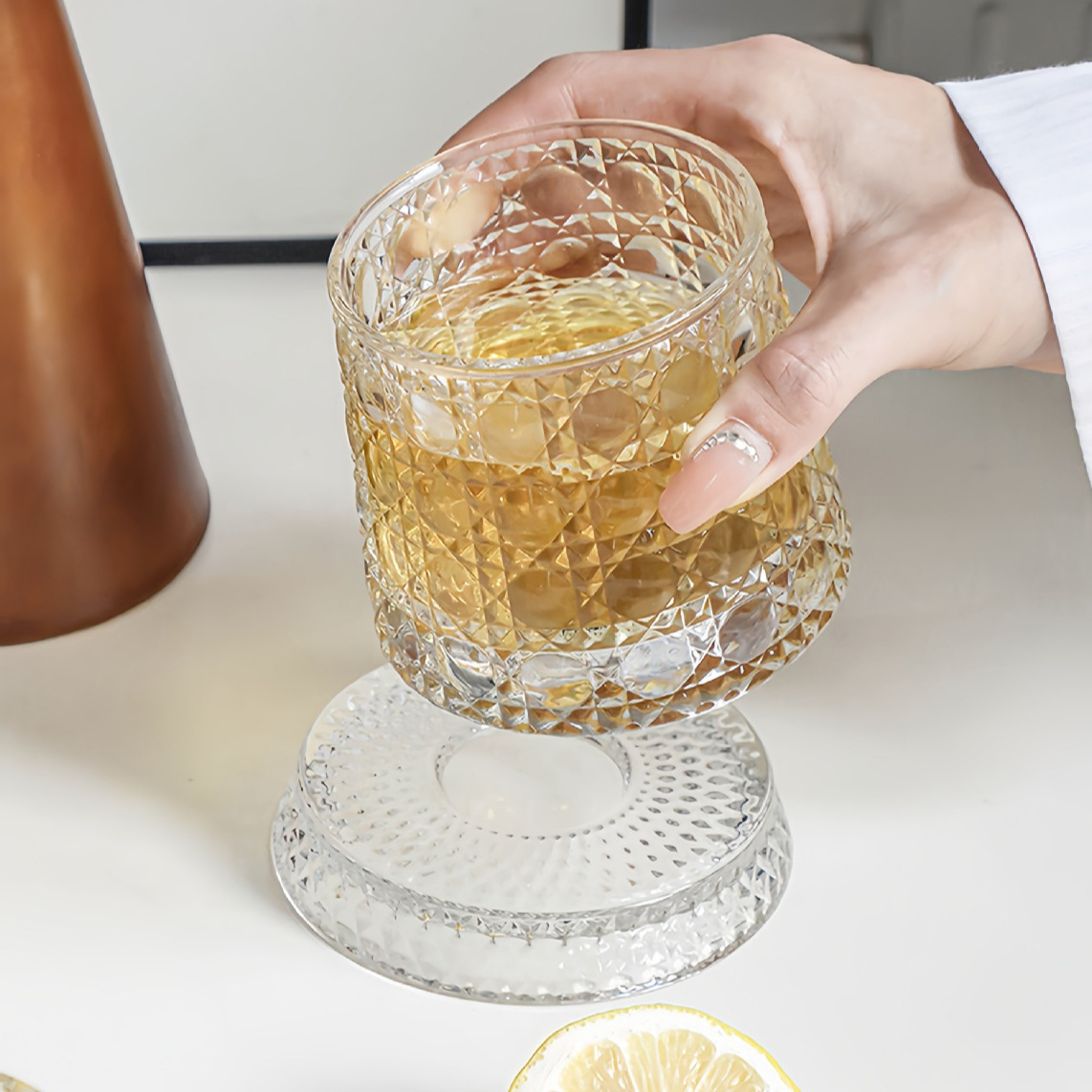 Diseño creativo, sentido, copa de vino, descompresión para el hogar, taza giratoria con base, taza de agua de vidrio, taza de vino de whisky, taza de cerveza