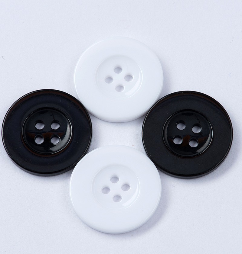 Cortavientos con botones de borde ancho de resina Botones redondos Camisa de cuatro ojos negra blanca Los botones de resina se pueden teñir fabricantes al por mayor