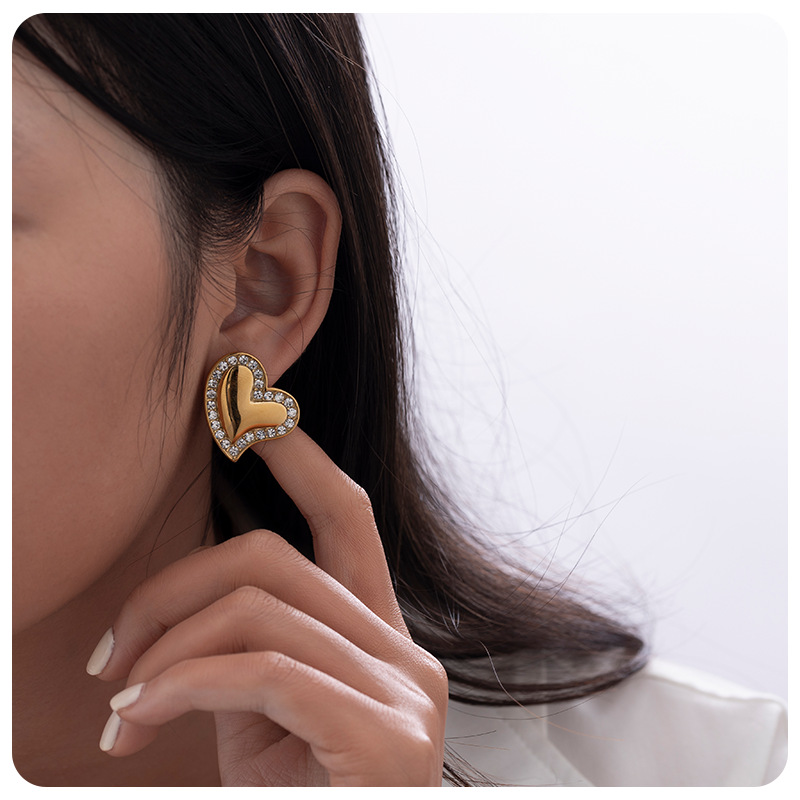 Alta Europa y América acero inoxidable lujo ligero nicho amor mariposa zircon puntos de aluminio pernos de acero joyas de orejas diarias versátiles