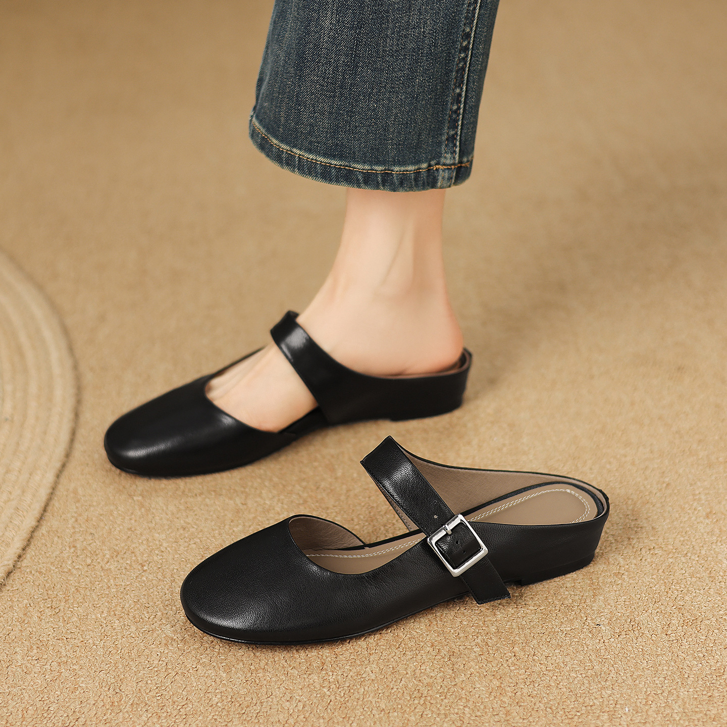Sandal nữ quai chữ V đế bệt mũi tròn hở gót — đen