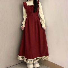 赤いお祝いは年を越えて、ストラップのフリンジのセットを着て腰を収めて痩せているワンピースのセーターを着てシャツを着ます