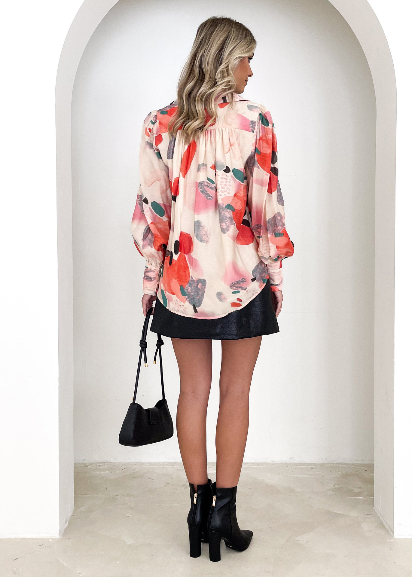 Dames blouse met abstracte print casual vest met knoopsluiting_voghion.com