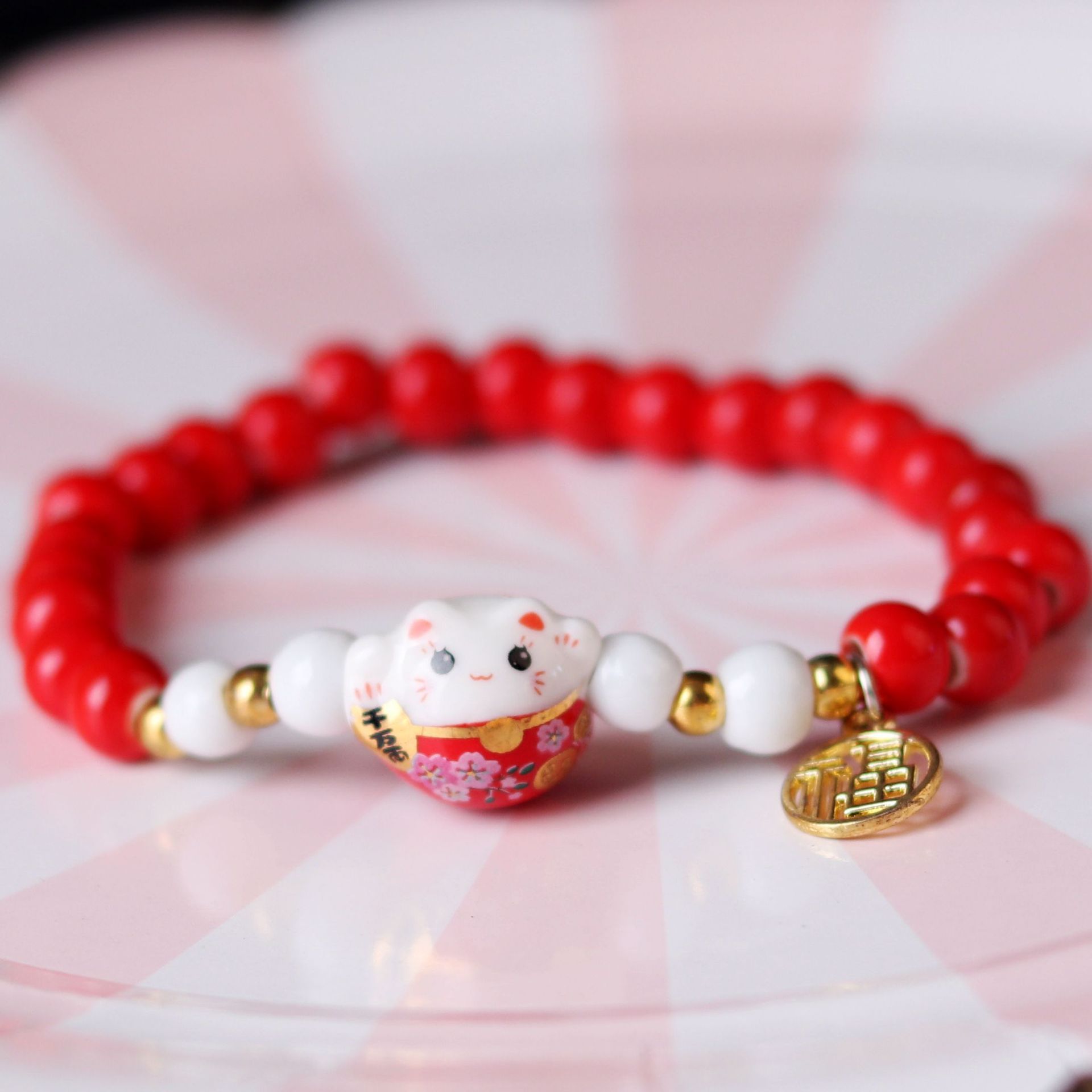 손으로 그린 골드 럭키 캣 (따뜻한 빨강)