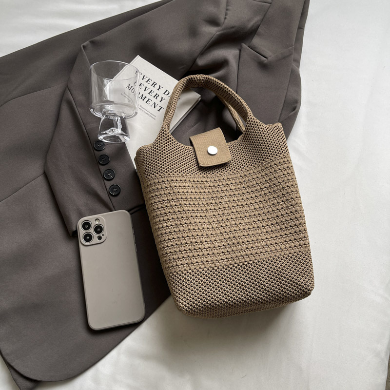 A new stylish tote bag with simple letters for casual shopping, featuring a niche Instagram style for going out details Picture