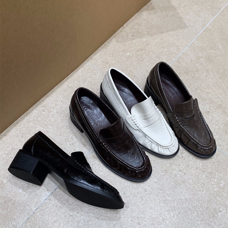Retro Pleated Loafers for Women 2025 Spring New British Style Black Small Leather Shoes Thick Heel Slip-On Shoes Retro Pleated Loafers for Women 2025 Spring New British Style Black Small Leather Shoes Thick Heel Slip-On Shoes