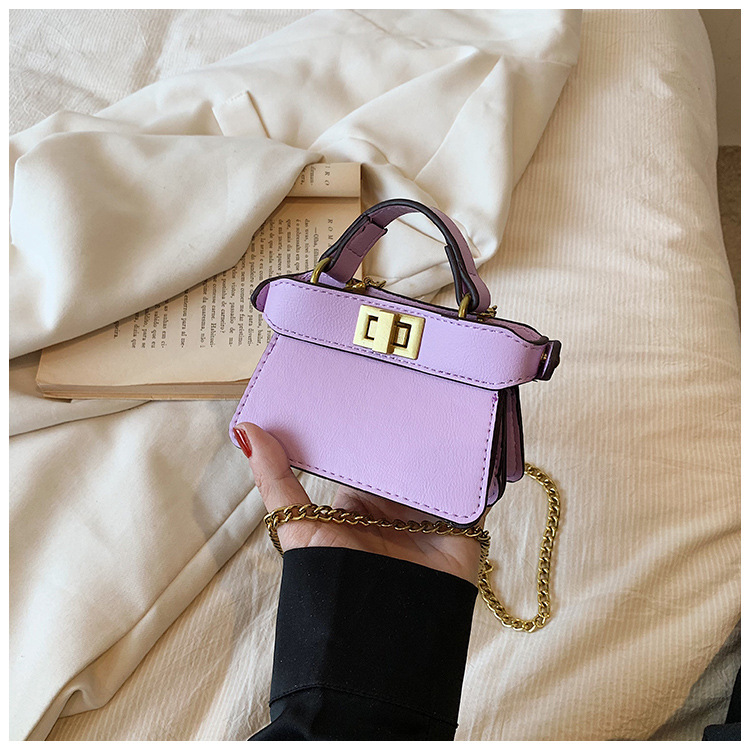 Nuovo stile di sfilata di celebrità di Internet di nicchia Stile di celebrità Stesso stile Borsa per rossetto con catena diagonale a mano con lucchetto a doppia faccia_voghion.com