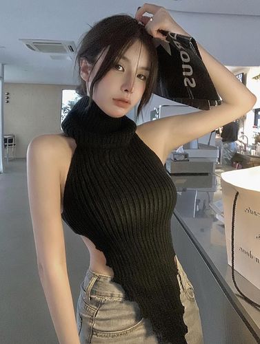 Sleeveless vest sweater for women in autumn and winter new design turtleneck sweater hot girl sexy slim short top