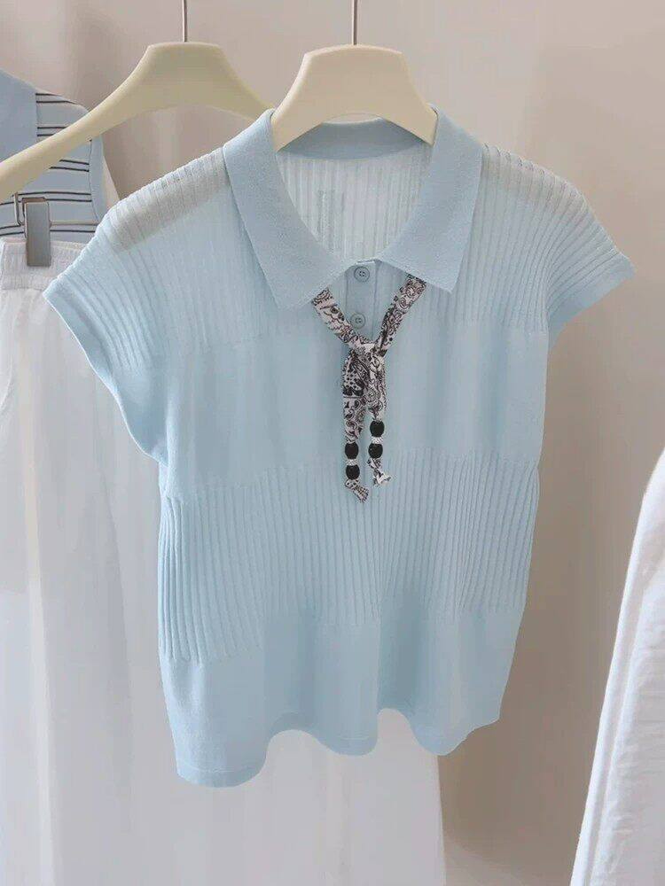 Áo thun nữ cổ Polo tay ngắn phối khăn lụa trang trí — xanh lam