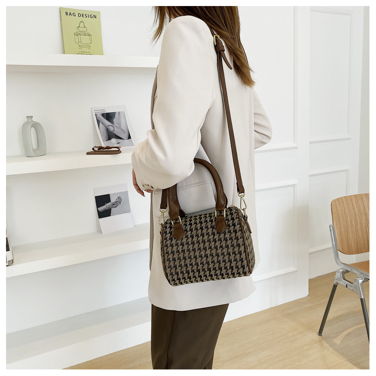 2021 New Bag Pillow Bag Houndstooth Portable Casual Fashion One-shoulder Messenger Bag display picture 11