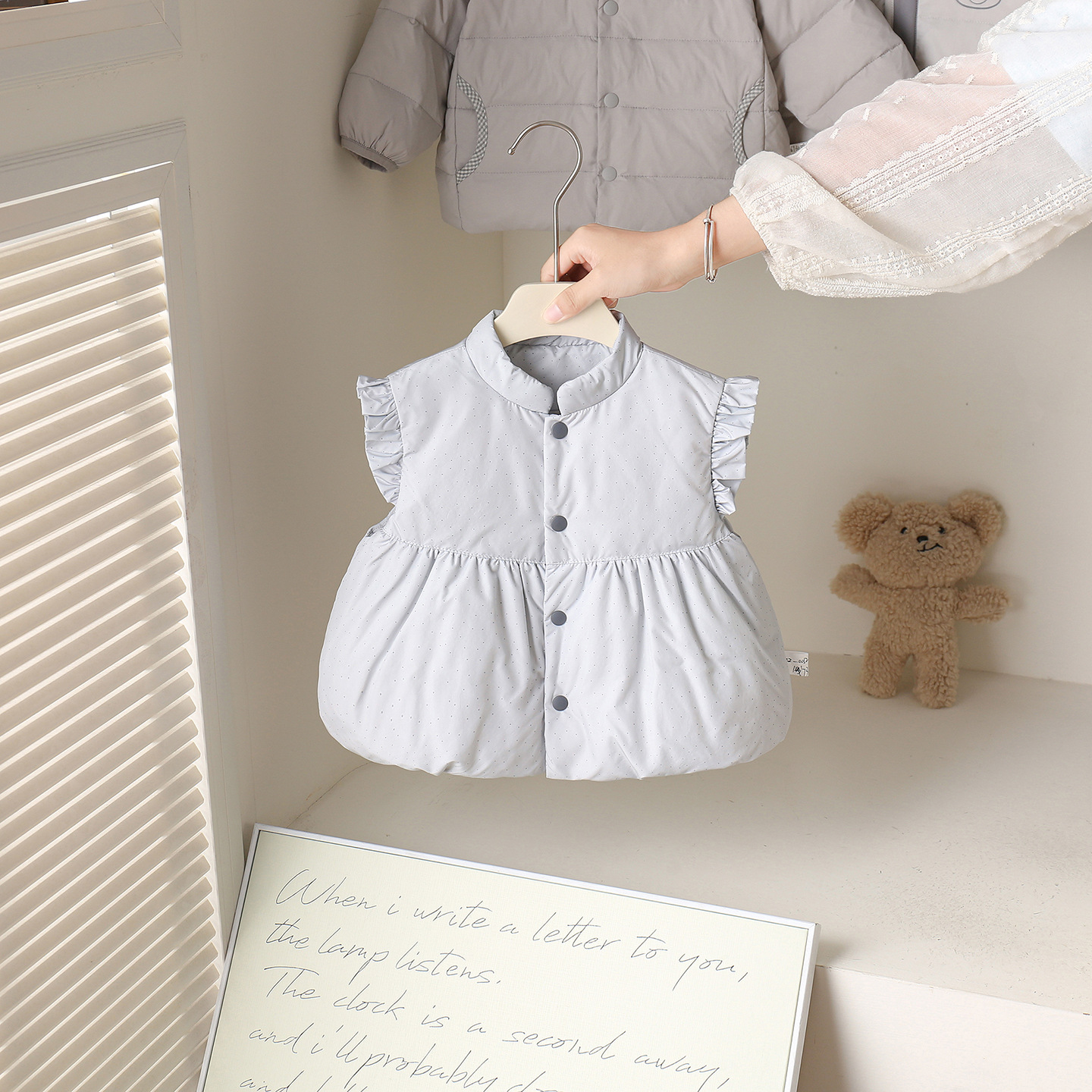 Baby autumn and winter down vest 2026 new stylish down vest for girls, lightweight children's down jacket