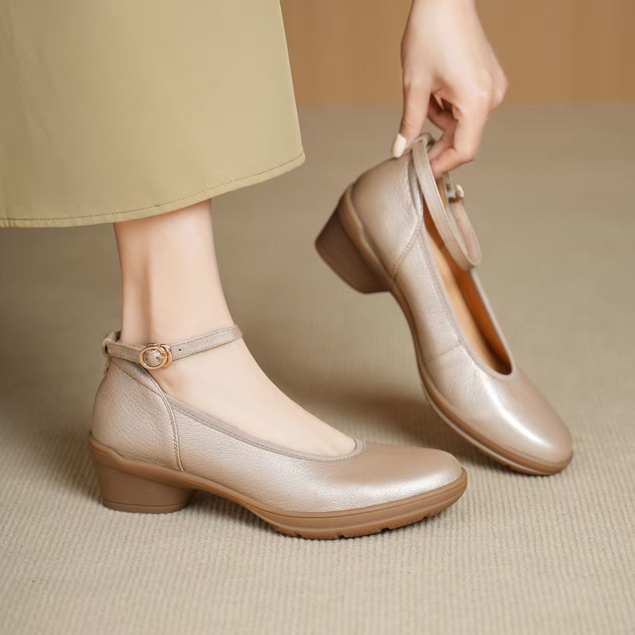 2026 verano nuevo poco profundo zapatos de cuero suave zapatos de cuero suave tacones redondos zapatos de tacón bajo un pedazo de zapatos marizhen