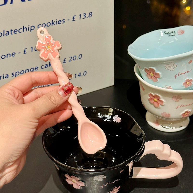 Горшок-кубок сакура из керамики, 380 мл, ручка в форме сердца со spoon, узор цветочного рельефа