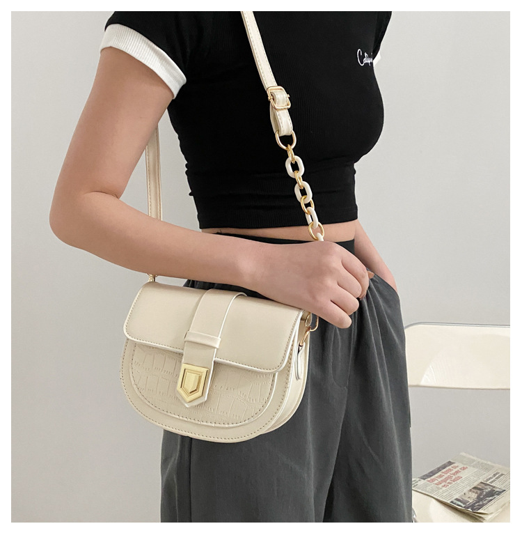 Borsa a tracolla da donna con catena modello a sella texture_voghion.com