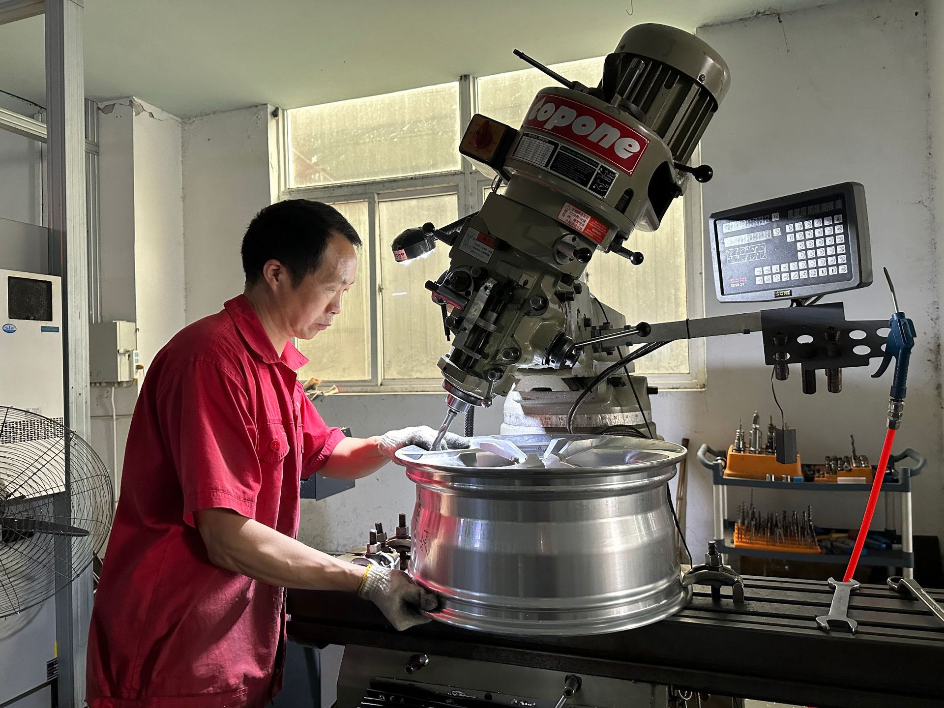 Dot Certified Factory with 20 Years of Experience in Focusing on Mid-To-High-End Forged Wheel Hubs, Offering Custom Forging Services for Export to Europe and America