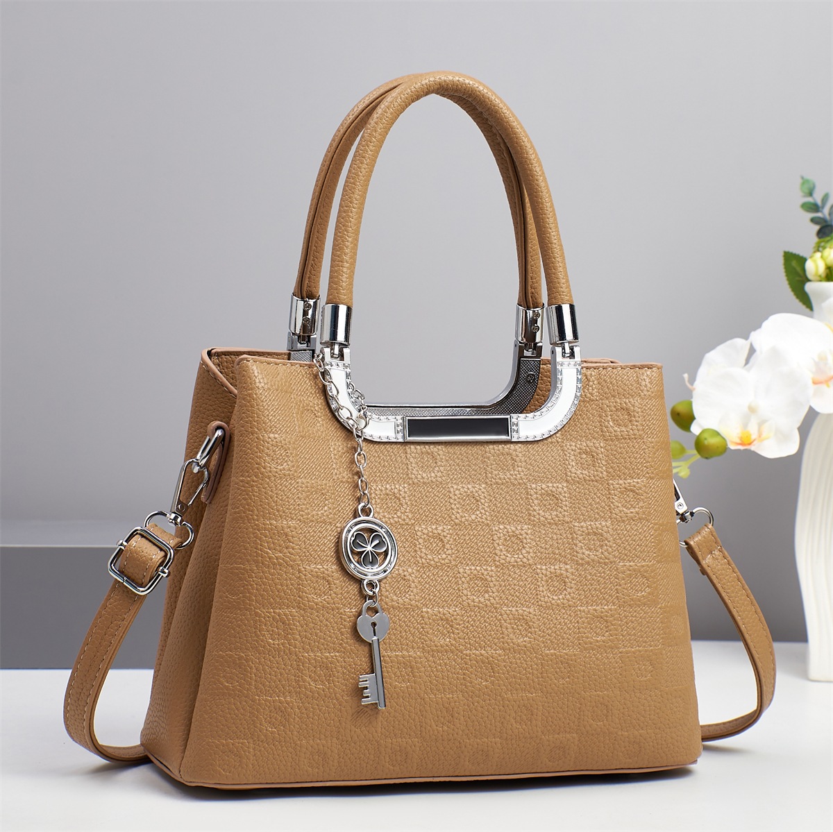 2025 marca atmósfera para enviar a la madre bolso de mano de las mujeres de mediana edad bolso de mensajero de todo fósforo nuevo sentido de alta calidad de gran capacidad